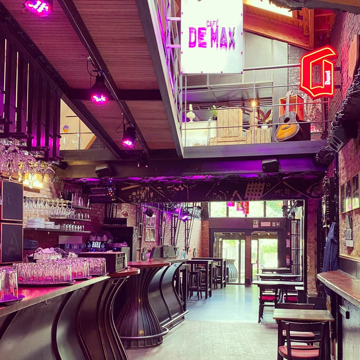 Interieur van Café De Max met warme roze en paarse sfeerverlichting